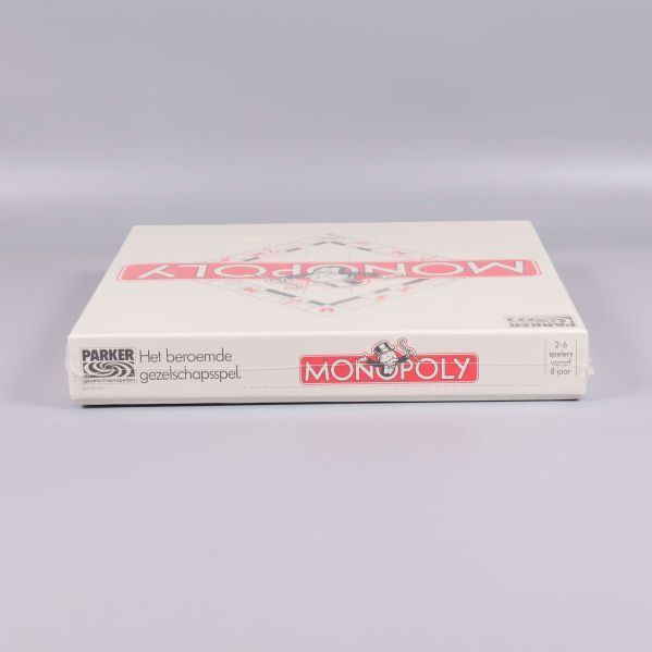 Monopoly box sett från sidan med Parker logotyp