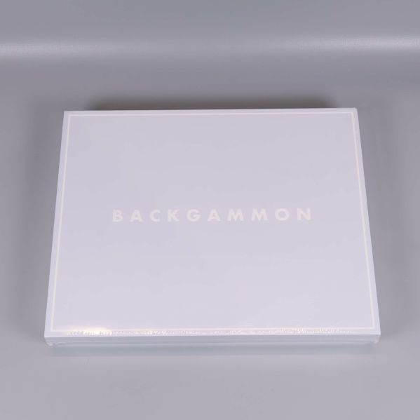 Vit backgammonbox med texten BACKGAMMON på locket