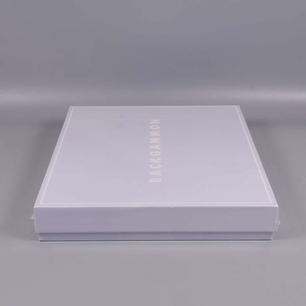 Backgammonbox i vit design sedd från sidan