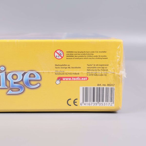 Närbild på Tactic-loggan, varningssymbol och EAN-kod på lådan