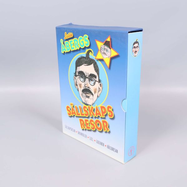 DVD-boxen Lasse Åbergs Sällskapsresor sedd snett från sidan