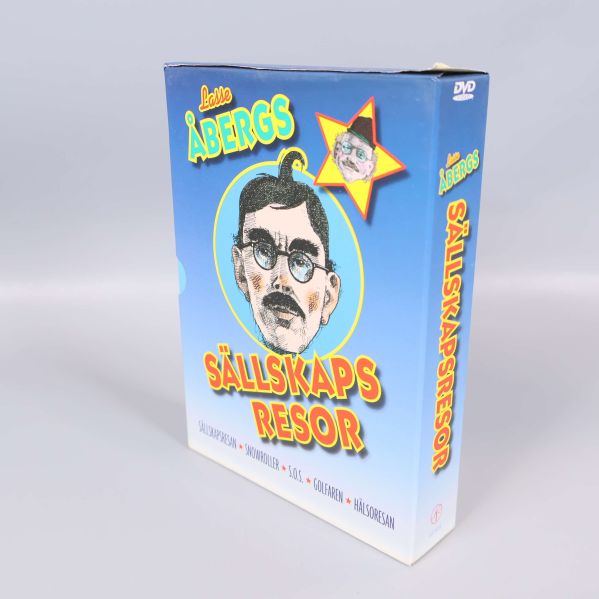 Närbild på Lasse Åbergs Sällskapsresor DVD-box