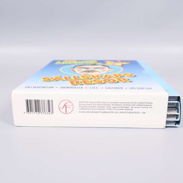 Undersidan av DVD-boxen med streckkod och text
