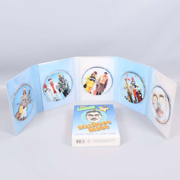 DVD-boxen utfälld med fyra diskar och karaktärer synliga