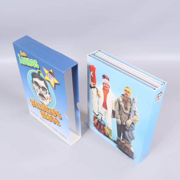 DVD-box och fodral sida vid sida med illustrationer