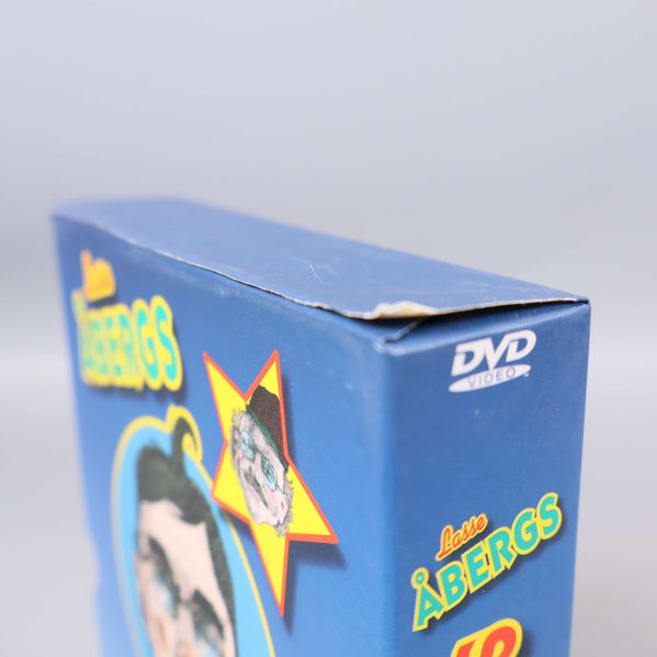 Närbild på hörn av DVD-boxen med liten skada