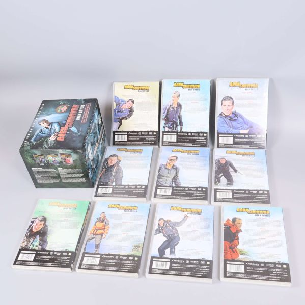 Baksidan av Born Survivor DVD-fodralen lagda på rad