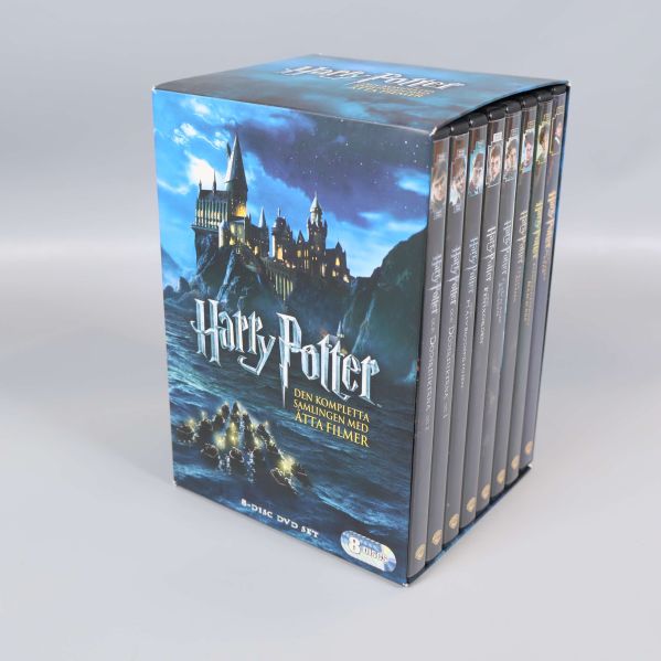 Harry Potter DVD box stående med åtta filmfodral synliga