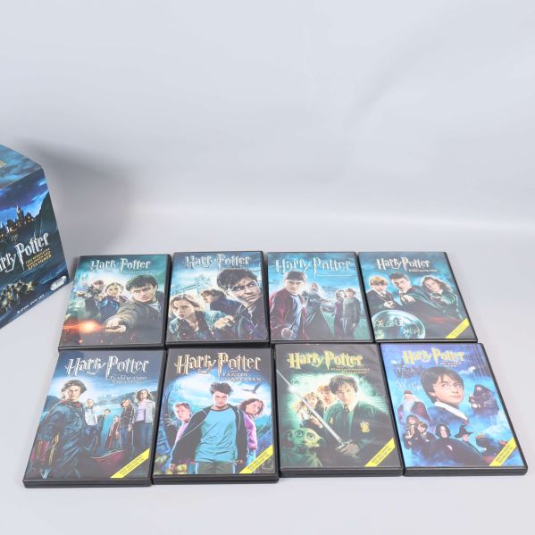 Alla åtta Harry Potter DVD-fodral liggande på rad