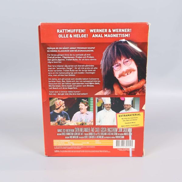 Baksidan av DVD-boxen Nöjesmassakern med text och bilder