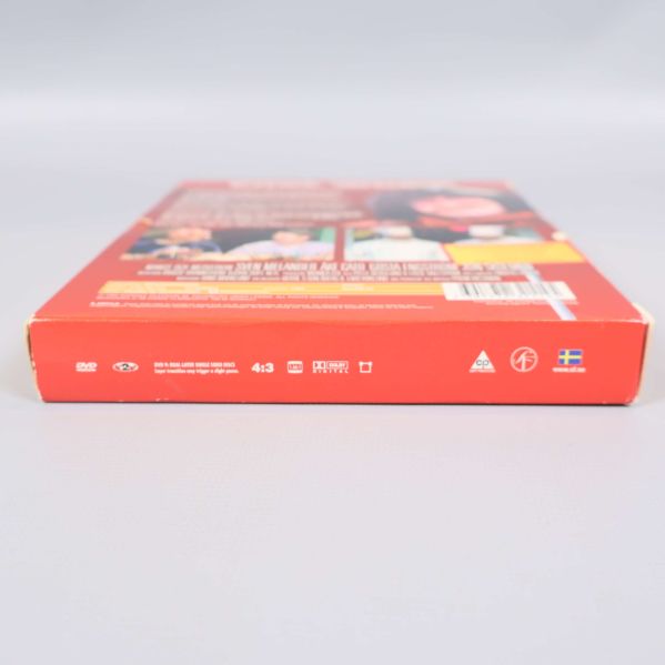 Undersidan av DVD-boxen med symboler och svensk flagga