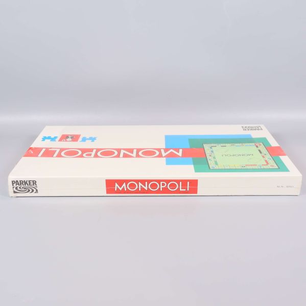 Monopoli spelask fotograferad från sidan med titeln synlig