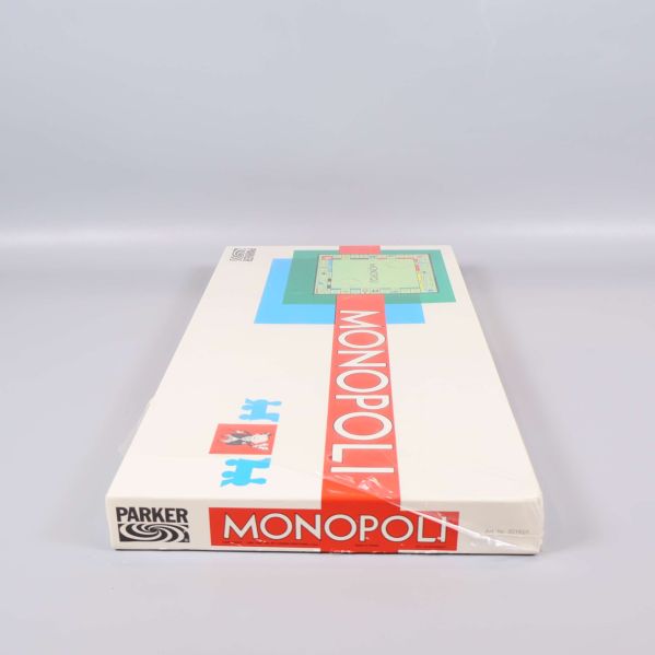 Monopoli ask från hörnvy där logon och titeln syns tydligt
