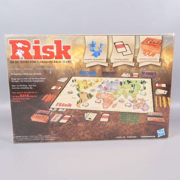 Baksidan av Risk-lådan visar spelplan och pjäser