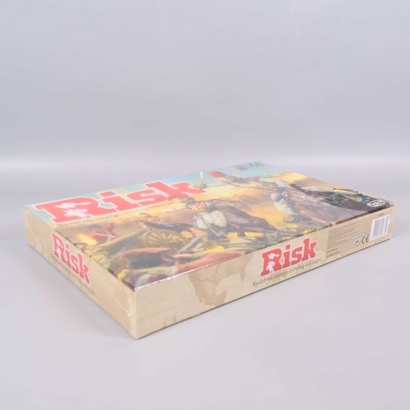Risk spel låda snett bakifrån med logotyp synlig