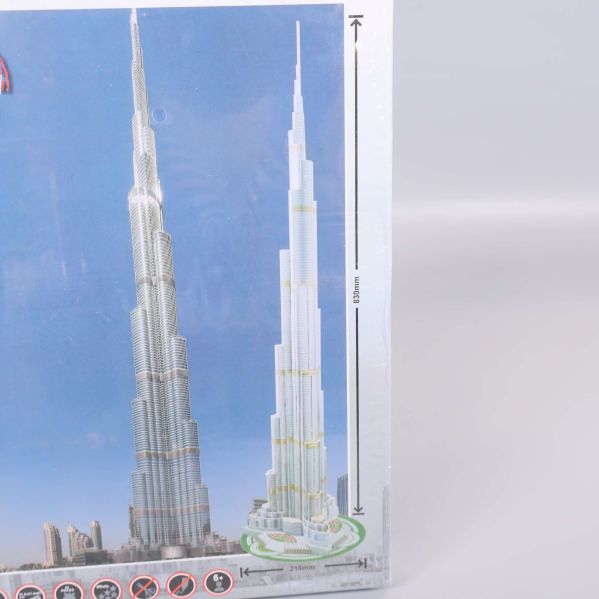 Närbild på Burj Khalifa-modellens höjdmärkning på förpackningen