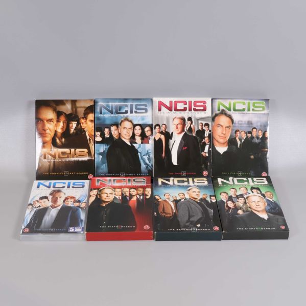 Framsidor av sju olika NCIS DVD-säsongsboxar