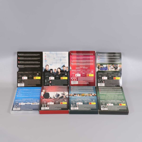 Baksidor av sju NCIS DVD-säsongsboxar med beskrivningar