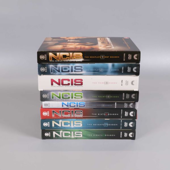 NCIS DVD-boxar staplade ovanpå varandra med titlar synliga