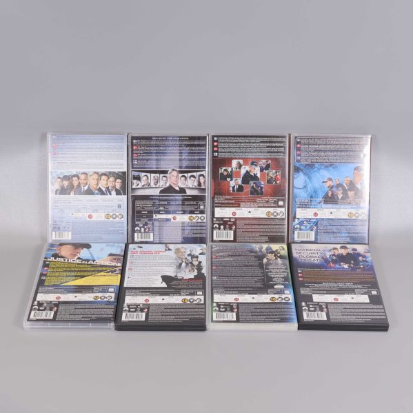 Baksida av samtliga NCIS DVD-boxar med texter och bilder