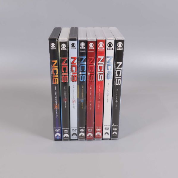 Alla NCIS DVD-fodral stående med ryggarna fram
