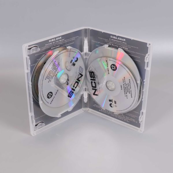 Öppet DVD-fodral med två NCIS-skivor i plastinsats