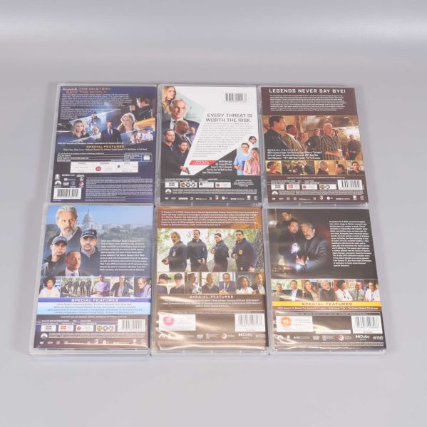 Baksidor av samtliga sex NCIS DVD-fodral visas