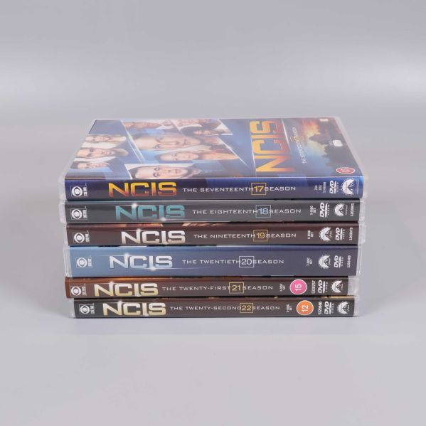 NCIS DVD-boxar liggande med säsongsnummer synliga