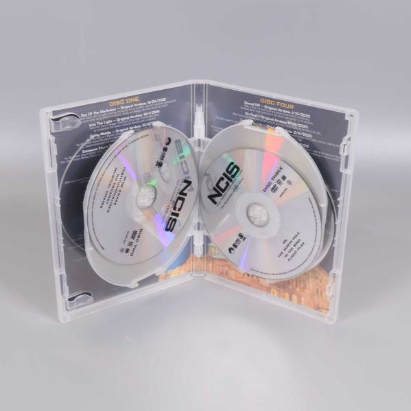 Öppnat DVD-fodral med två NCIS skivor inuti