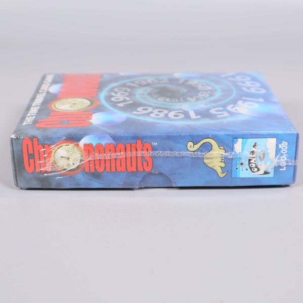 Sida av Chrononauts ask med logotyper och dekorationer