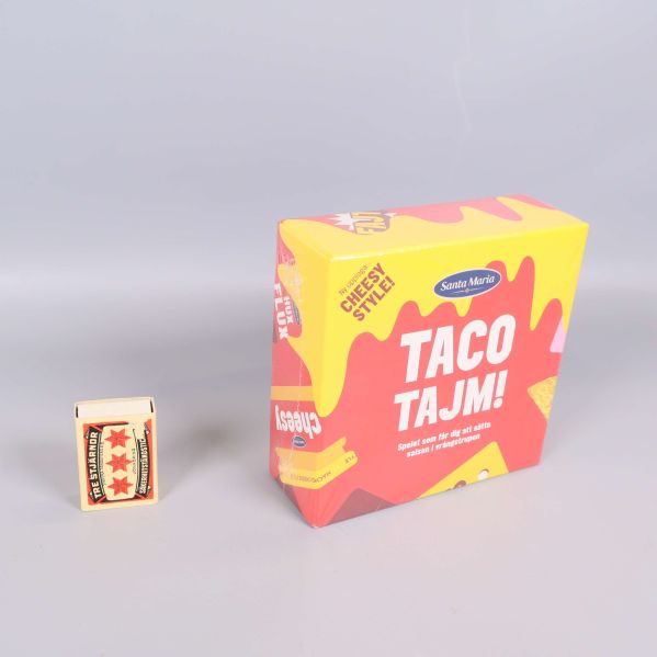 Taco Tajm ask jämförd med tändsticksask för storleksreferens
