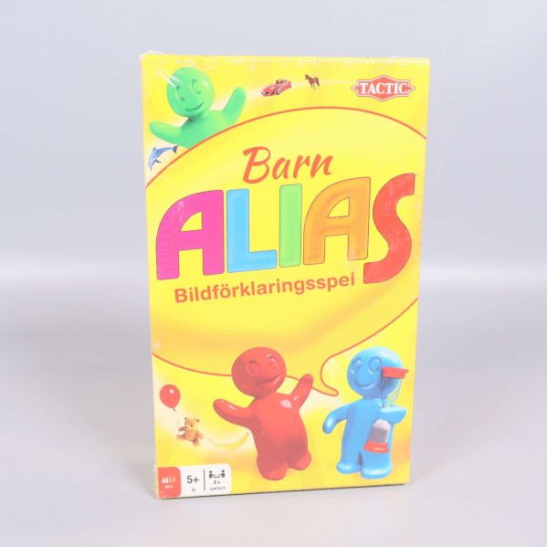 Barn Alias-brädspelet i stående position med tydlig logotyp