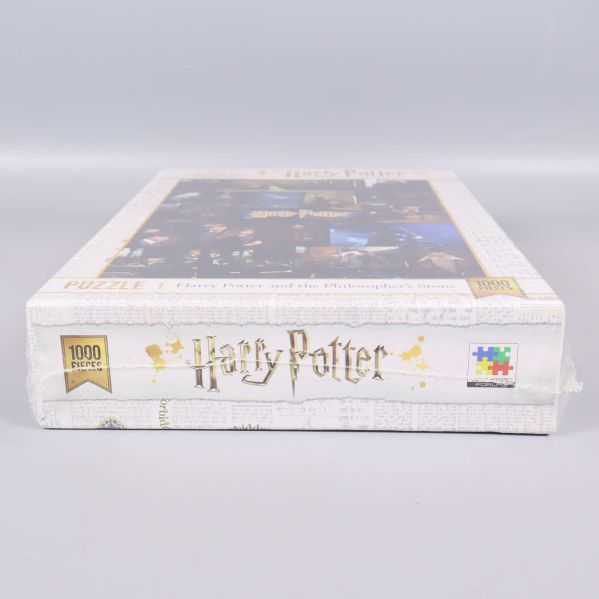 Närbild av pusslets kant med Harry Potter logotyp