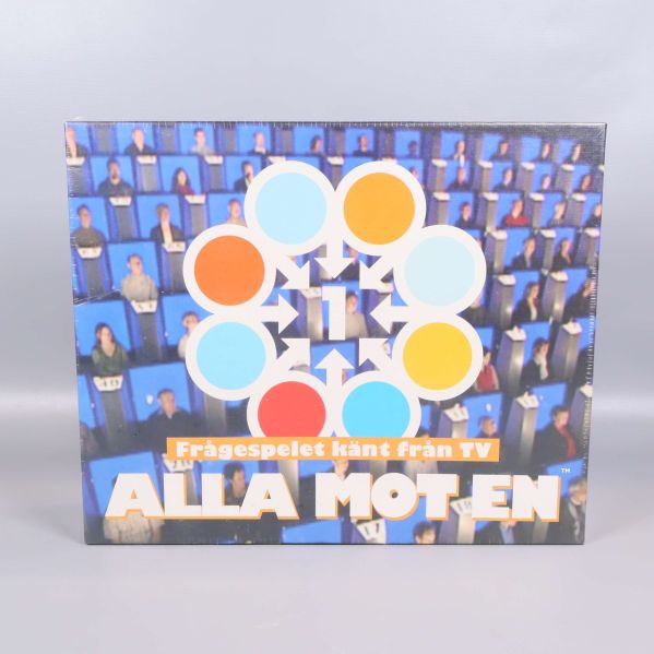 Närbild på spelets framsida med logotyp och cirkulära symboler