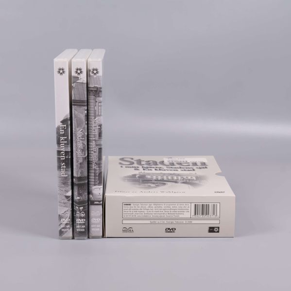 DVD-box och fodral stående på rad med ryggetiketter