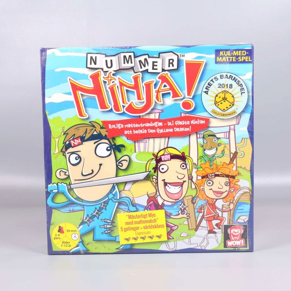 Framsidan på Nummer Ninja med tecknade figurer och färgglad design
