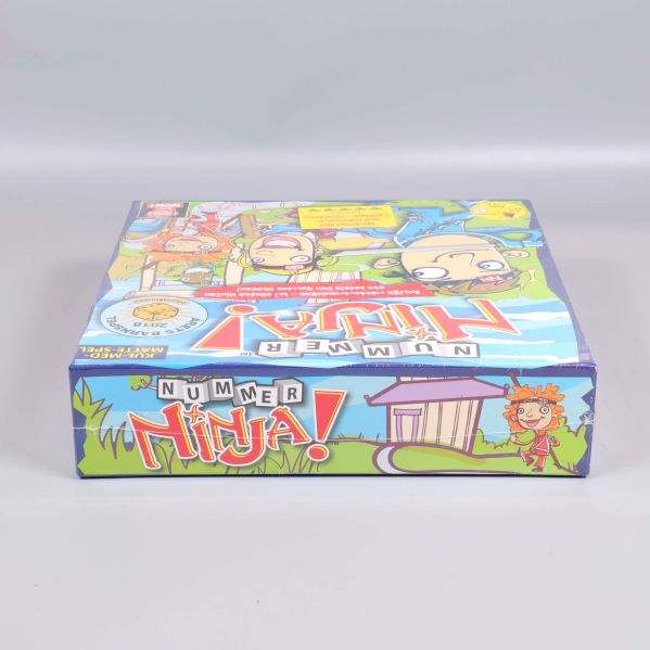 Nummer Ninja spelask bakifrån visar logotyp och illustration