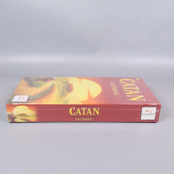 Catan grundspel liggande på sidan visar lådans tjocklek