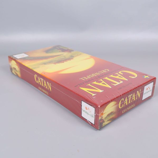 Catan grundspel i plastförpackning visad i vinklad vy