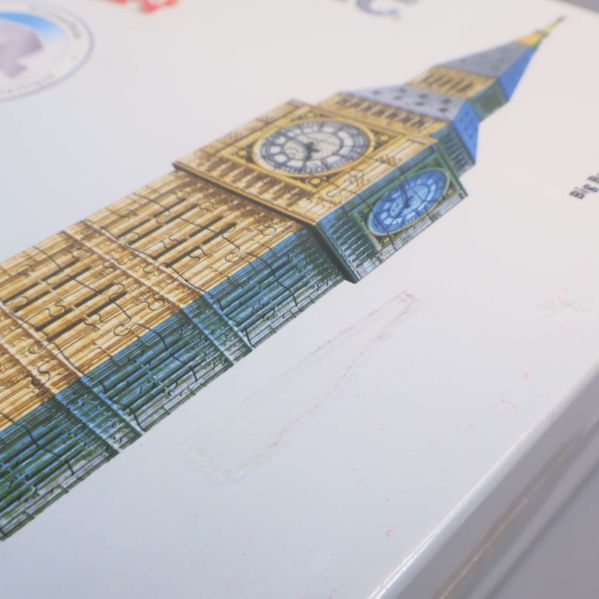 Närbild av Big Ben motiv på pusselboxen med reliefstruktur