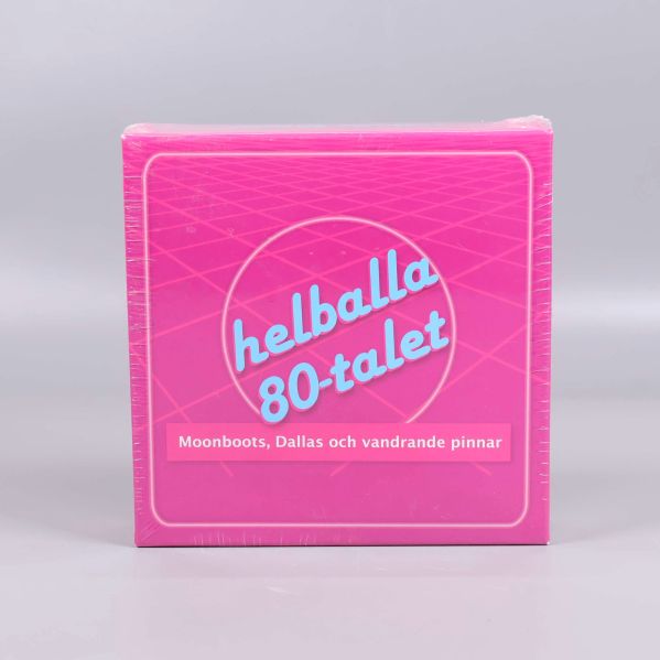 Framsida på spel med rosa box och texten helballa 80-talet