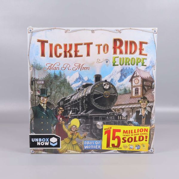 Framsidan av Ticket to Ride Europe med tåg och karaktärer