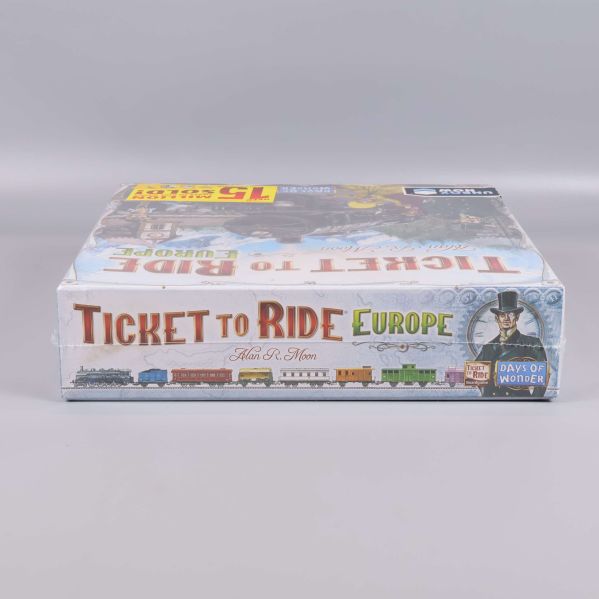 Ticket to Ride Europe visad från sidan med färgglada tåg