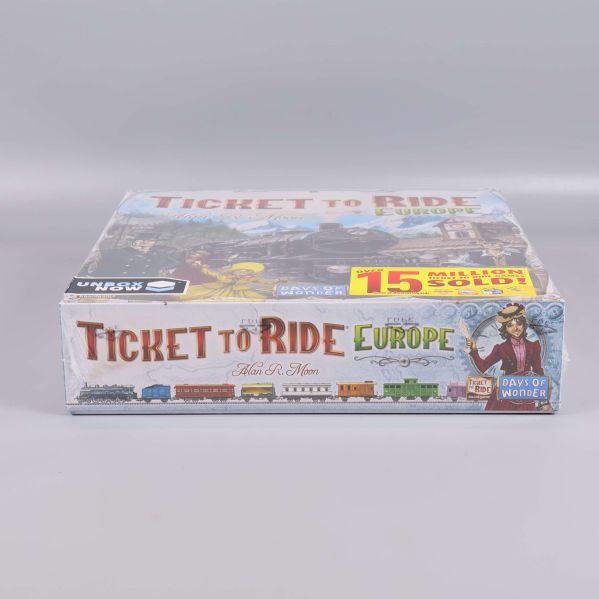 Ticket to Ride Europe visad från långsidan med logotyp och tåg