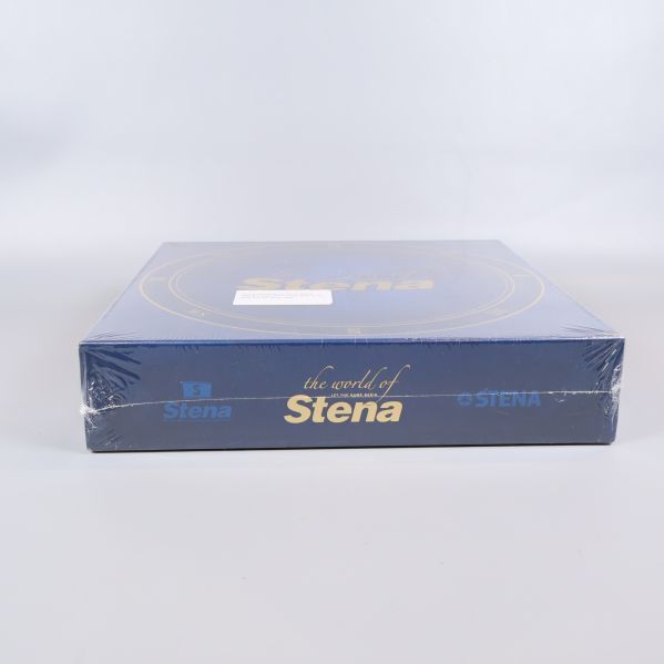 Sida av spelkartong med Stena-logo och text