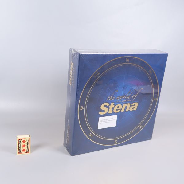 Spelbox bredvid tändsticksask för storleksjämförelse