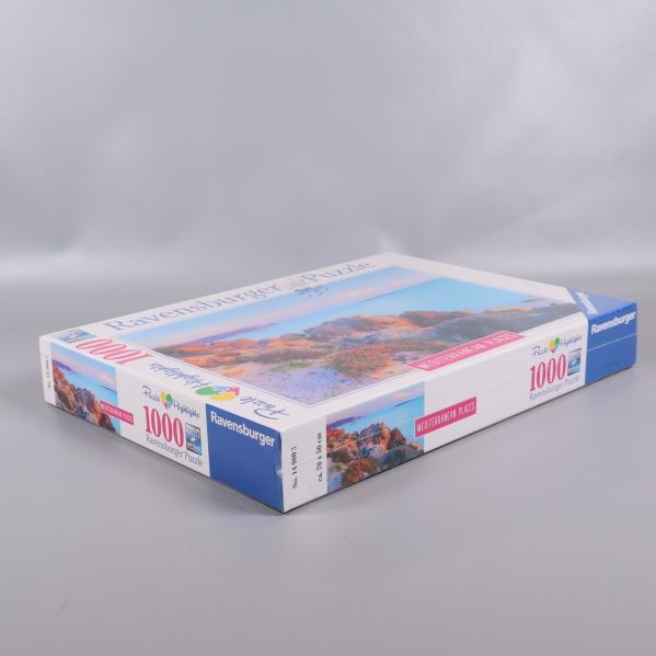Ravensburger pussellåda sedd snett ovanifrån