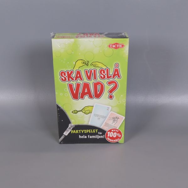 Framsidan av spelasken med titeln Ska vi slå vad?