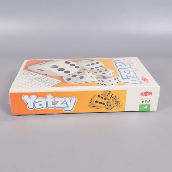 Yatzyspel liggande med vit och orange ask
