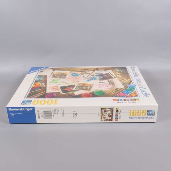 Ravensburger pusselask sedd från sidan med 1000-bitarstext